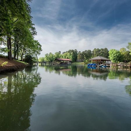 Lakeside Landing By Avantstay Private Dock Mooresville Exteriör bild